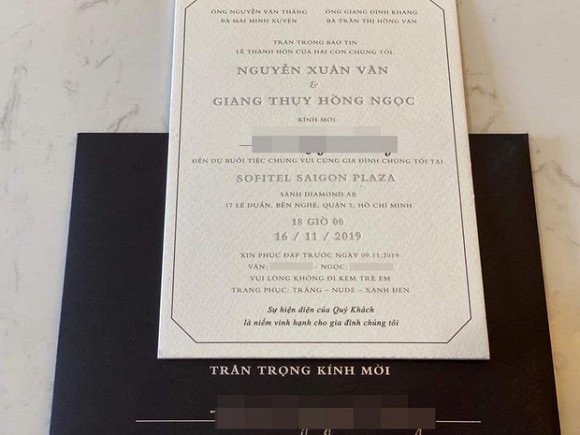 Giang Hồng Ngọc và ông xã doanh nhân Xuân Văn sẽ chính thức tổ chức hôn lễ vào ngày 16/11 tới. Trong thiệp mời cưới có ghi rõ quy định: không phục vụ trẻ em tại buổi tiệc, các khách mời tham dự cũng sẽ mặc trang phục theo dresscode trắng - nude và xanh đen...