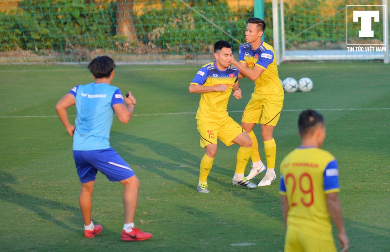 thanh-ca-khia-que-hai-choc-gian-thay-lee-roi-chay-sang-danh-nguoi-duc-huy-khong-truot-phat-nao