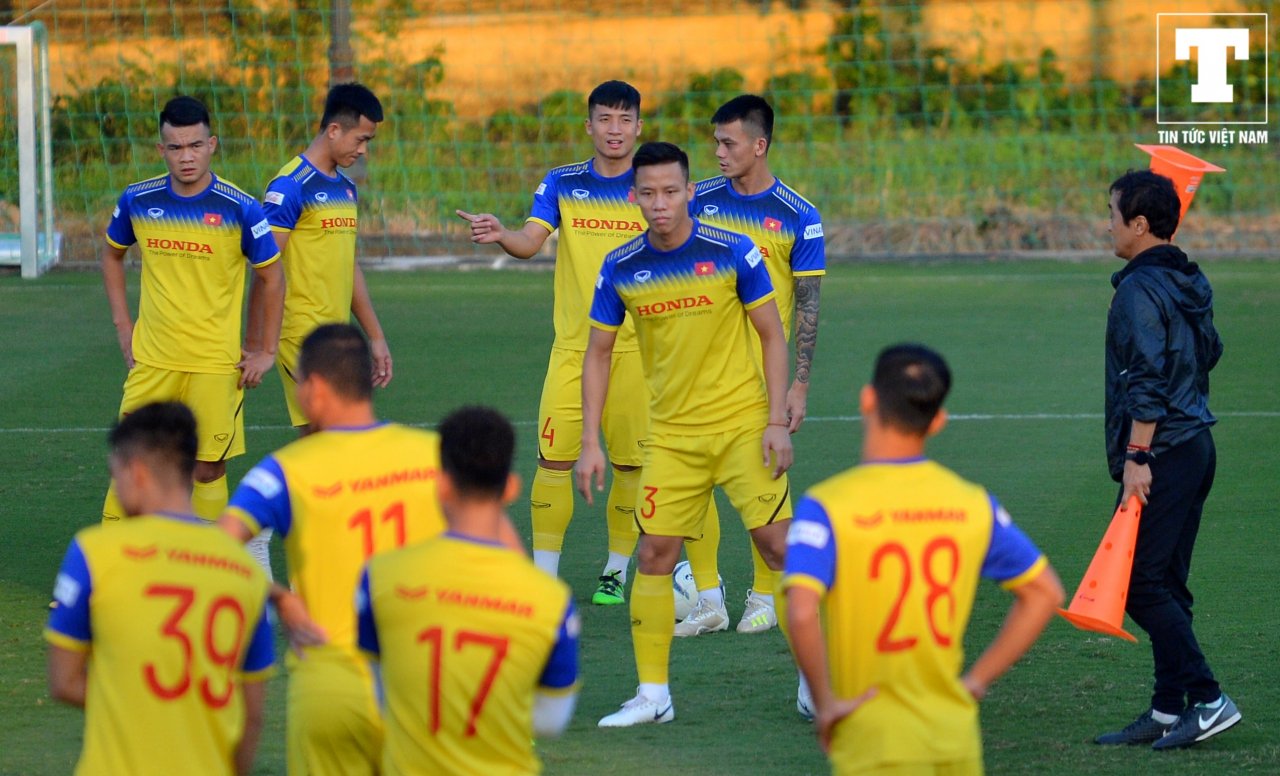thanh-ca-khia-que-hai-choc-gian-thay-lee-roi-chay-sang-danh-nguoi-duc-huy-khong-truot-phat-nao