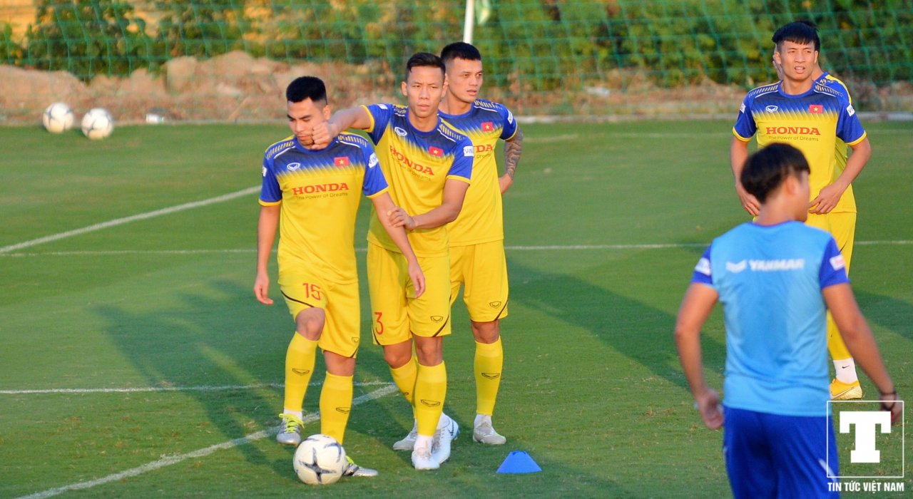 thanh-ca-khia-que-hai-choc-gian-thay-lee-roi-chay-sang-danh-nguoi-duc-huy-khong-truot-phat-nao