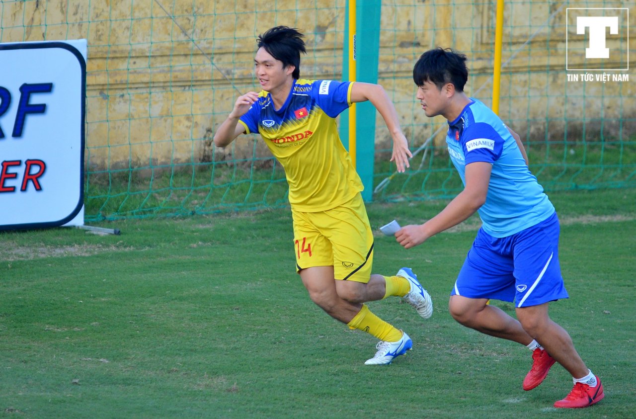 thanh-ca-khia-que-hai-choc-gian-thay-lee-roi-chay-sang-danh-nguoi-duc-huy-khong-truot-phat-nao