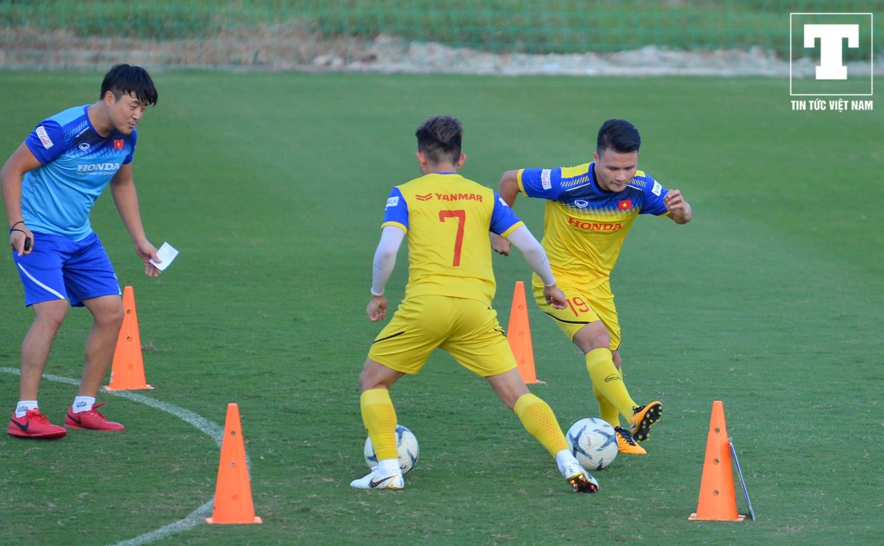 thanh-ca-khia-que-hai-choc-gian-thay-lee-roi-chay-sang-danh-nguoi-duc-huy-khong-truot-phat-nao