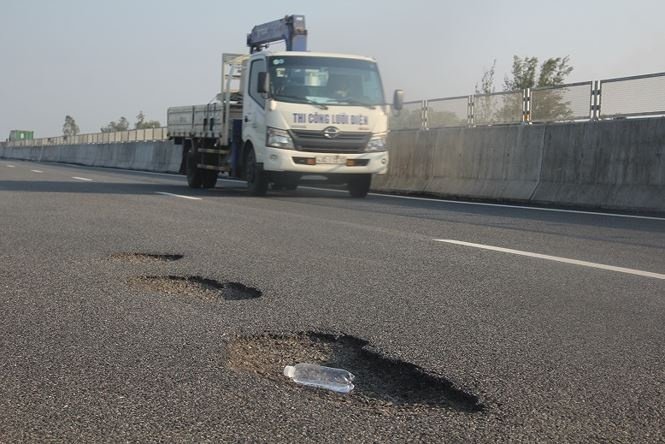 Hình ảnh cao tốc 34.000 tỷ Đà Nẵng - Quảng Ngãi vừa khánh thành đã bong tróc. (Ảnh: IT).