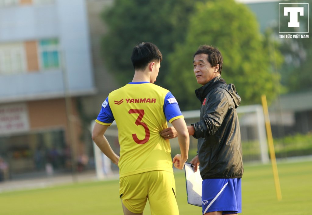 dan-tro-ly-nguoi-han-quoc-cua-hlv-park-hang-seo-chua-gia-han-hop-dong