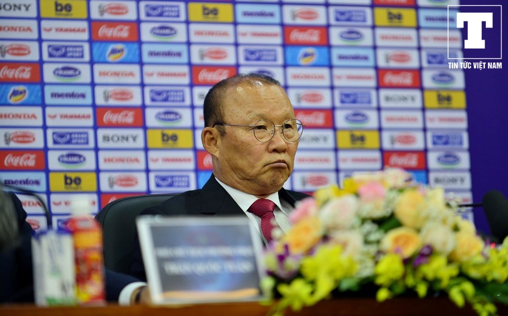 hlv-park-hang-seo-xuc-dong-manh-tai-buoi-tai-ky-hop-dong-voi-vff