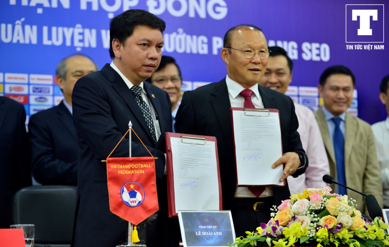 khuon-mat-nhieu-cam-xuc-cua-hlv-park-hang-seo-trong-ngay-vui-cua-bong-da-viet-nam
