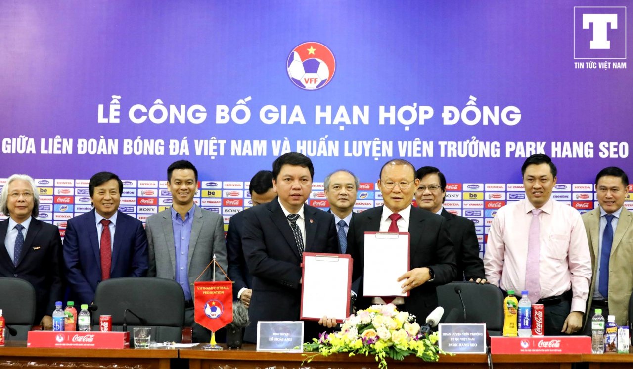khuon-mat-nhieu-cam-xuc-cua-hlv-park-hang-seo-trong-ngay-vui-cua-bong-da-viet-nam