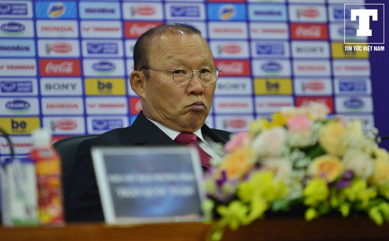 khuon-mat-nhieu-cam-xuc-cua-hlv-park-hang-seo-trong-ngay-vui-cua-bong-da-viet-nam