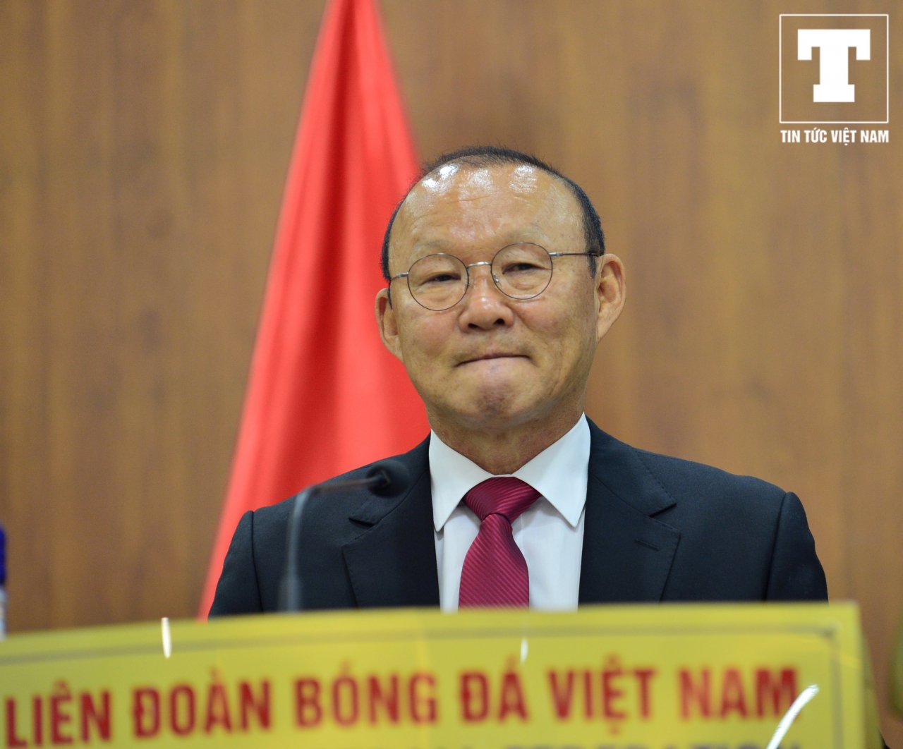khuon-mat-nhieu-cam-xuc-cua-hlv-park-hang-seo-trong-ngay-vui-cua-bong-da-viet-nam