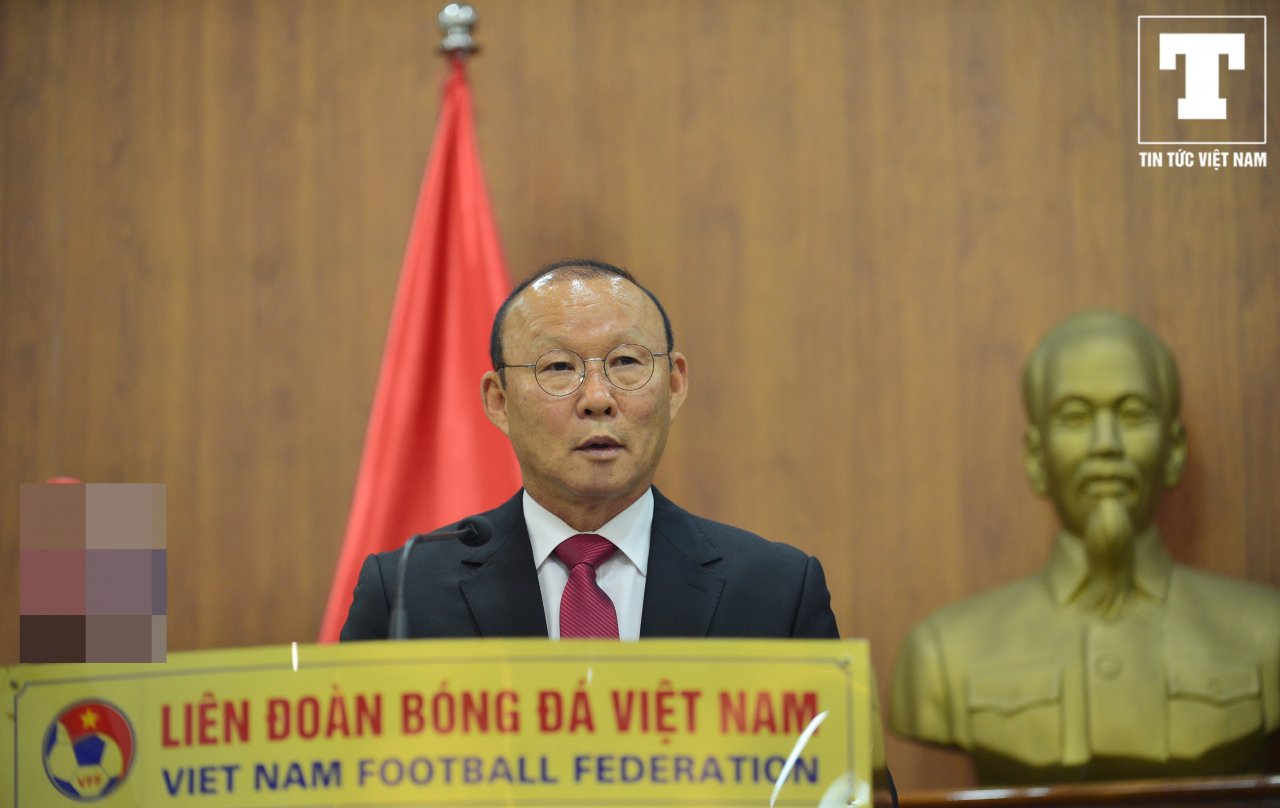 khuon-mat-nhieu-cam-xuc-cua-hlv-park-hang-seo-trong-ngay-vui-cua-bong-da-viet-nam