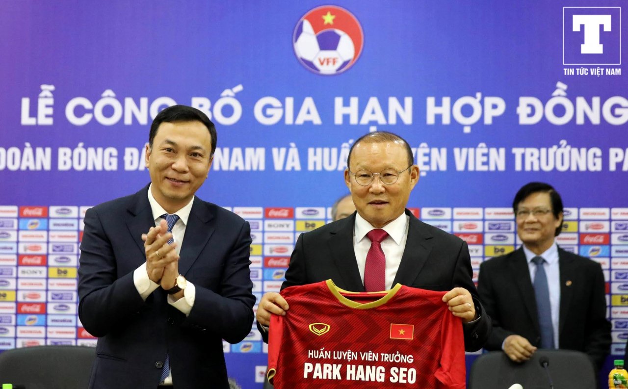 khuon-mat-nhieu-cam-xuc-cua-hlv-park-hang-seo-trong-ngay-vui-cua-bong-da-viet-nam