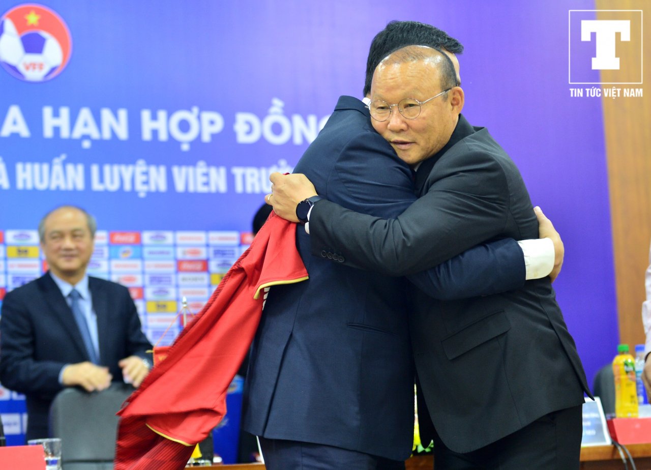 khuon-mat-nhieu-cam-xuc-cua-hlv-park-hang-seo-trong-ngay-vui-cua-bong-da-viet-nam