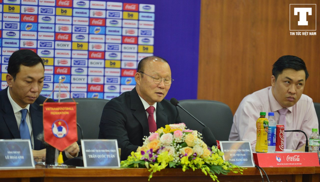 khuon-mat-nhieu-cam-xuc-cua-hlv-park-hang-seo-trong-ngay-vui-cua-bong-da-viet-nam