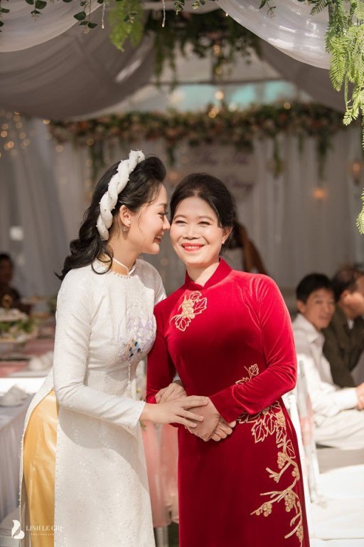 mc-thoi-su-tre-nhat-vtv-bat-mi-ve-chong-sap-cuoi