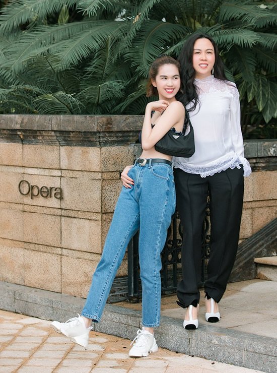 Ngọc Trinh diện nội y dạo phố cùng Phượng Chanel. 