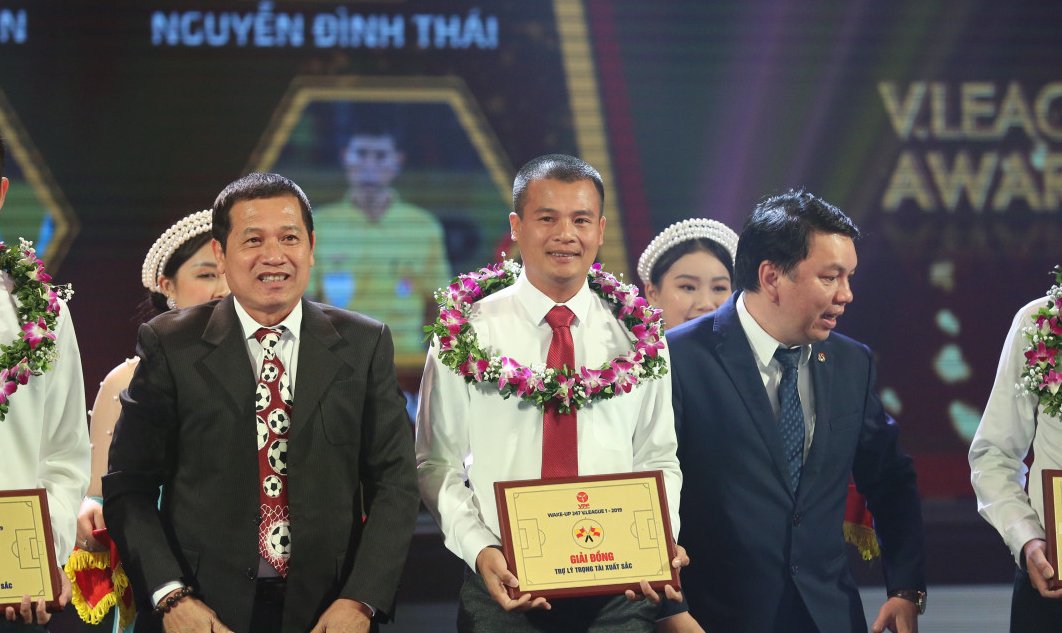 trong-tai-gay-bao-cup-quoc-gia-doat-danh-hieu-coi-dong-2019