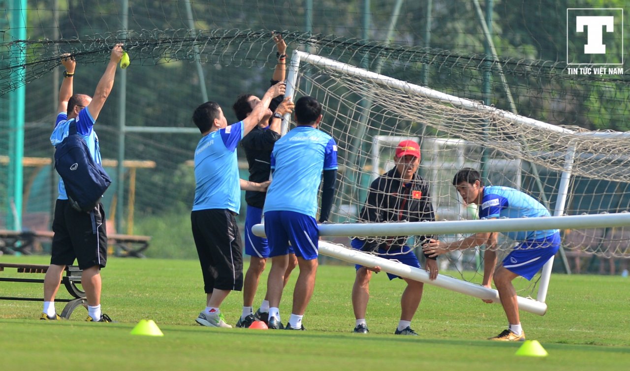 hlv-park-hang-seo-hot-hai-chay-vao-san-de-giai-cuu-tro-ly