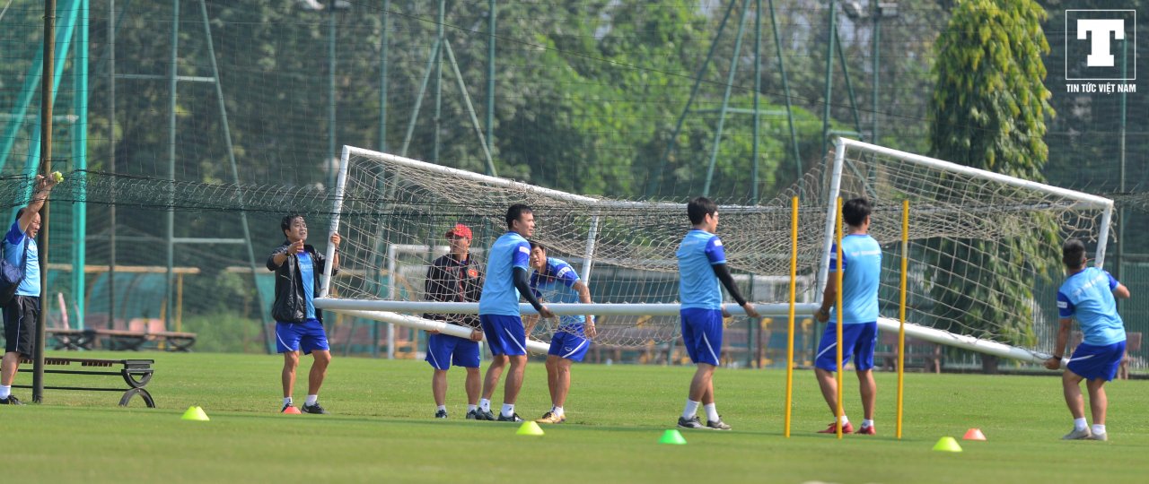 hlv-park-hang-seo-hot-hai-chay-vao-san-de-giai-cuu-tro-ly