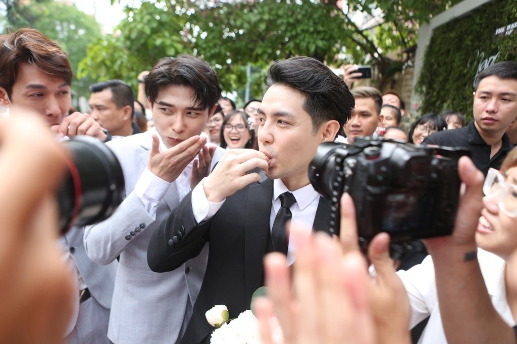 Trước khi vào rước dâu, Ông Cao Thắng và dàn phù rể Song Luân, Anh Tú, Uni5 còn phải thực hiện thử thách ăn chanh. 