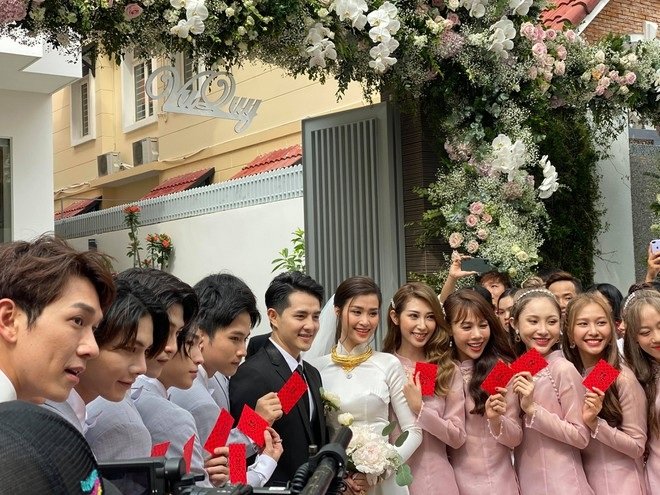 Dàn phù dâu, phù rể trong ngày vui của cặp ngôi sao cũng gây chú ý. Bên nhà gái là Khổng Tú Quỳnh, nhóm Lip B, Lan Nhi... Đằng nhà trai là Song Luân, Anh Tú, nhóm Uni5...