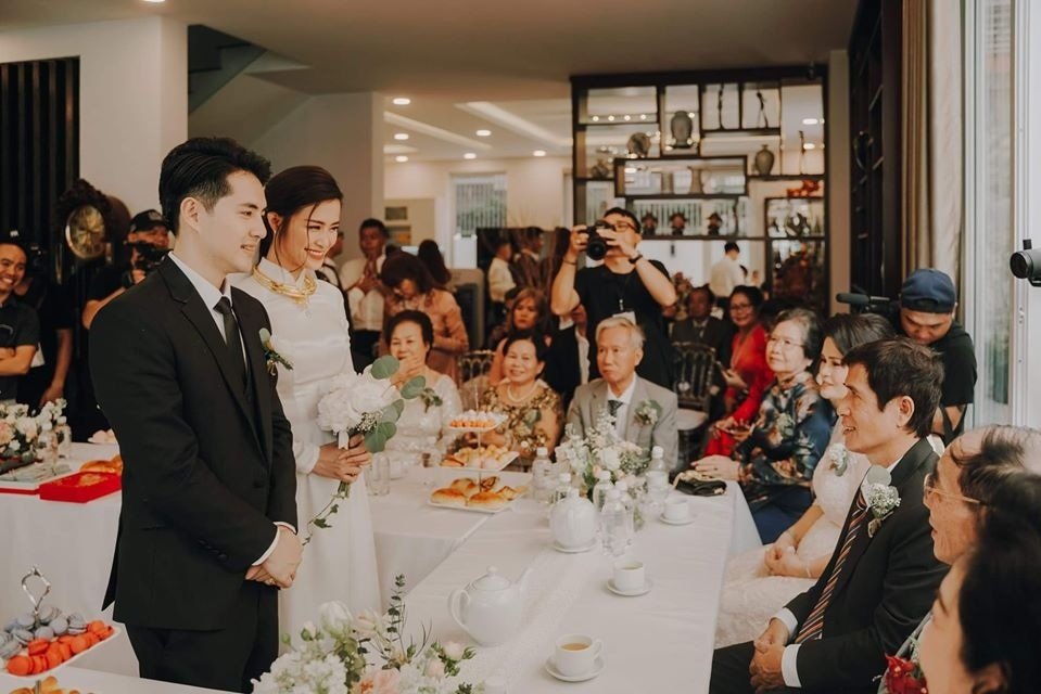 Trong ngày trọng đại của cuộc đời, Đông Nhi và Ông Cao Thắng không giấu được sự hồi hộp, lo lắng. Nữ ca sĩ sinh năm 1988 từng chia sẻ: