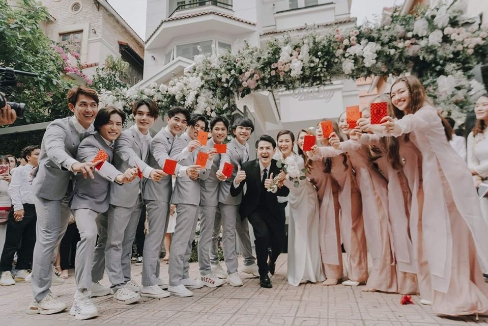 Cả cô dâu - chú rể đều được khen trẻ đẹp không kém gì đàn em 9x. Khoảnh khắc vui vẻ, nhí nhảnh của cặp đôi khiến dân mạng rần rần. 