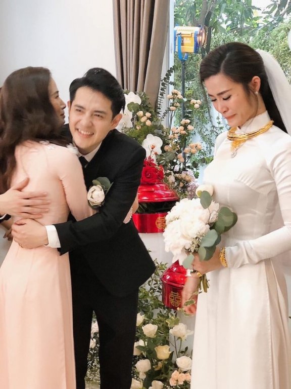 Đông Nhi bật khóc khi chị gái ruột lên trao quà cưới, nhắn nhủ và chúc mừng.