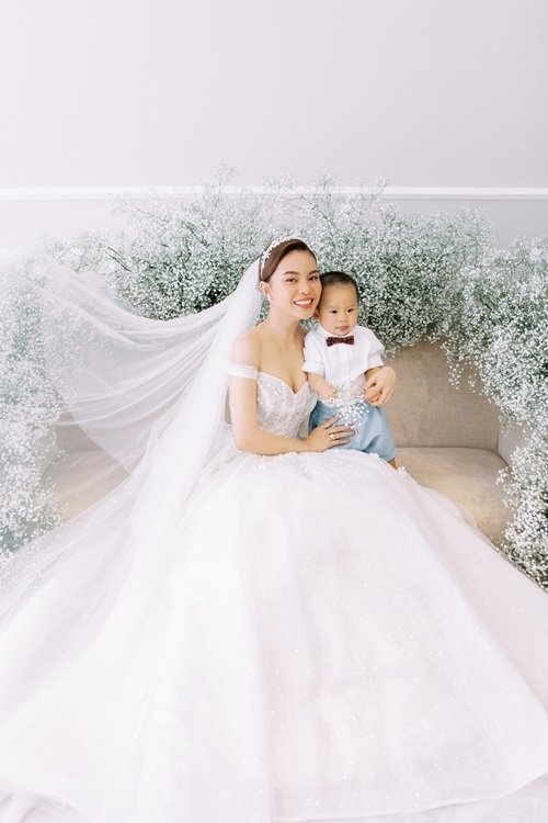 Con trai góp mặt trong ảnh cưới của Giang Hồng Ngọc. Đám cưới của cô sẽ diễn ra vào ngày 16/11. 