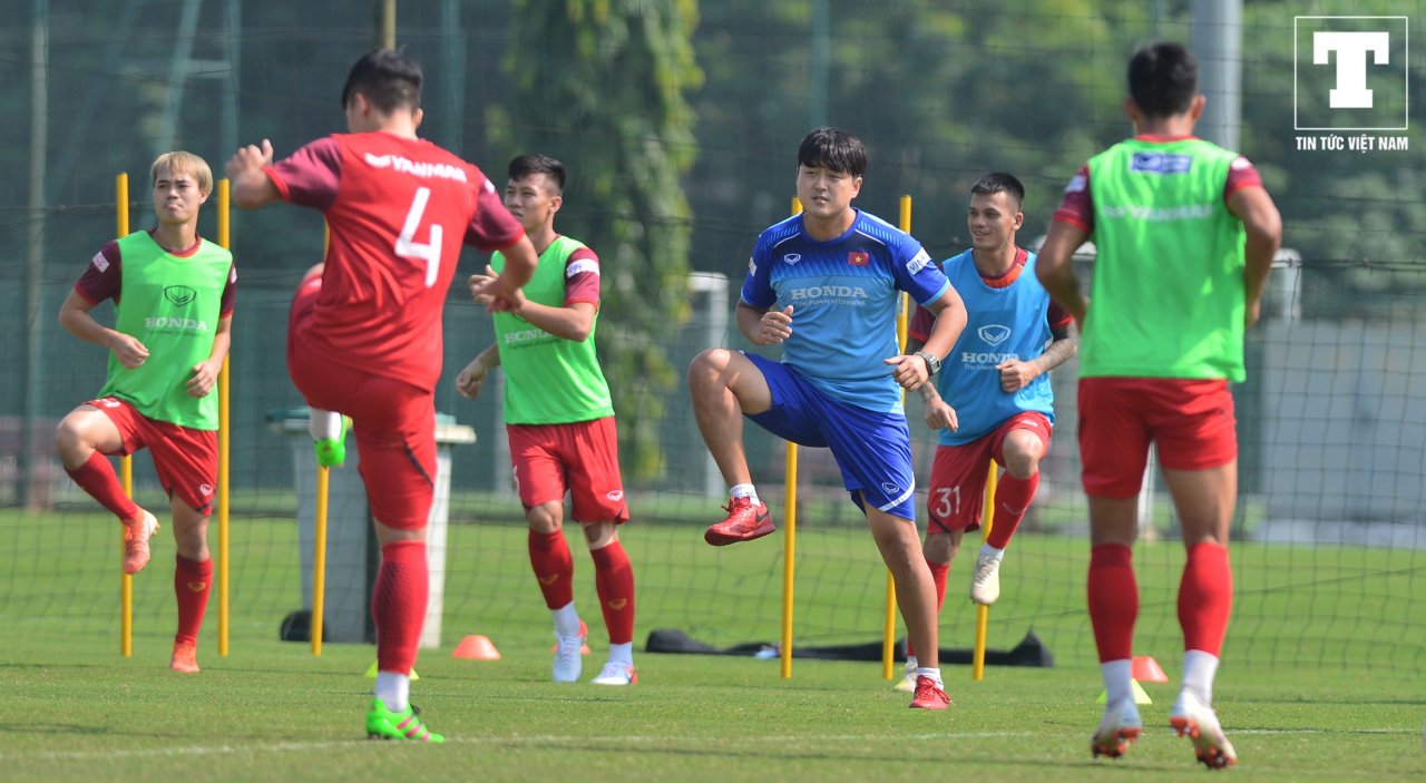 tuyen-thu-viet-nam-nhan-nho-trong-buoi-tap-dau-tien-giua-trua-nang