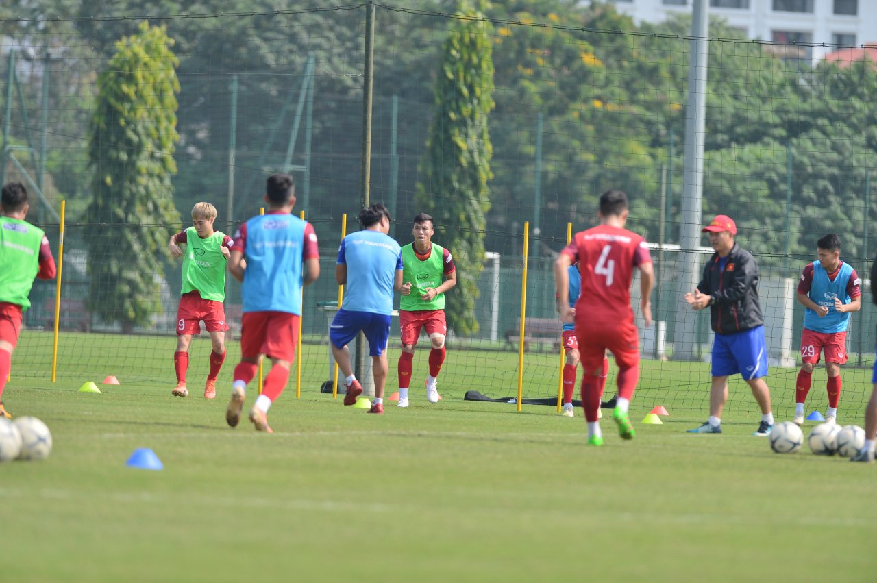 tuyen-thu-viet-nam-nhan-nho-trong-buoi-tap-dau-tien-giua-trua-nang