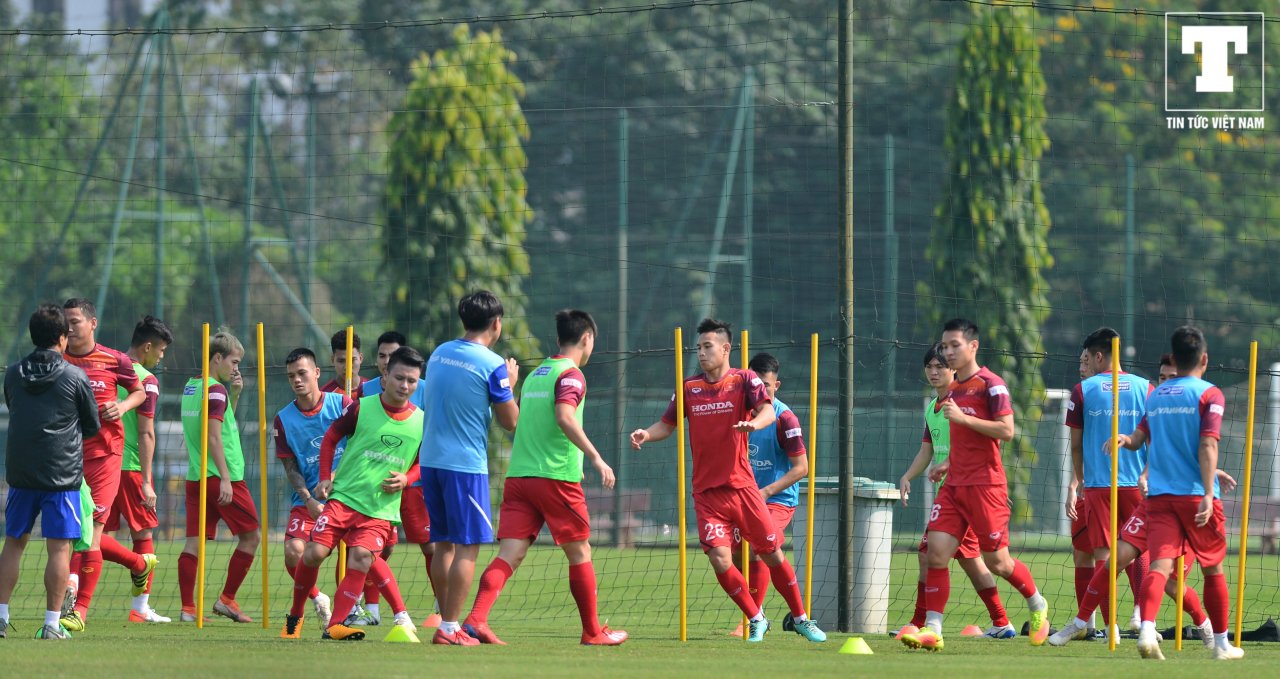 tuyen-thu-viet-nam-nhan-nho-trong-buoi-tap-dau-tien-giua-trua-nang