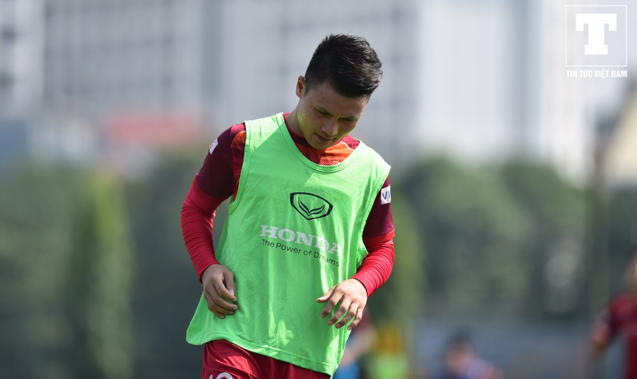 tuyen-thu-viet-nam-nhan-nho-trong-buoi-tap-dau-tien-giua-trua-nang