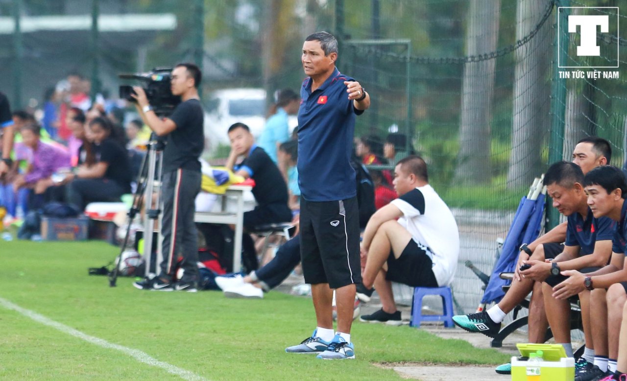 hlv-mai-duc-chung-giai-quyet-kho-khan-cho-bong-da-nu-thai-nguyen-can-nhung-ong-bau-dam-me-bong-da