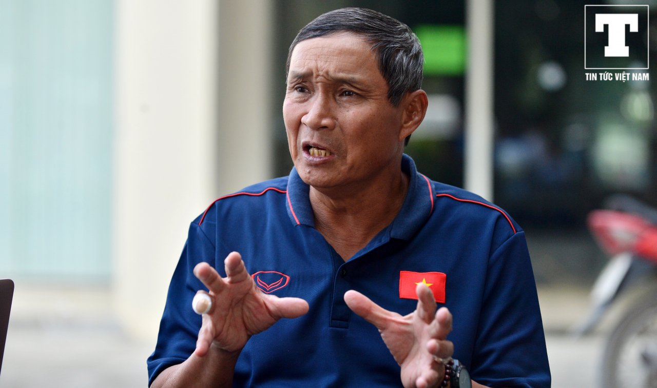 hlv-mai-duc-chung-giai-quyet-kho-khan-cho-bong-da-nu-thai-nguyen-can-nhung-ong-bau-dam-me-bong-da