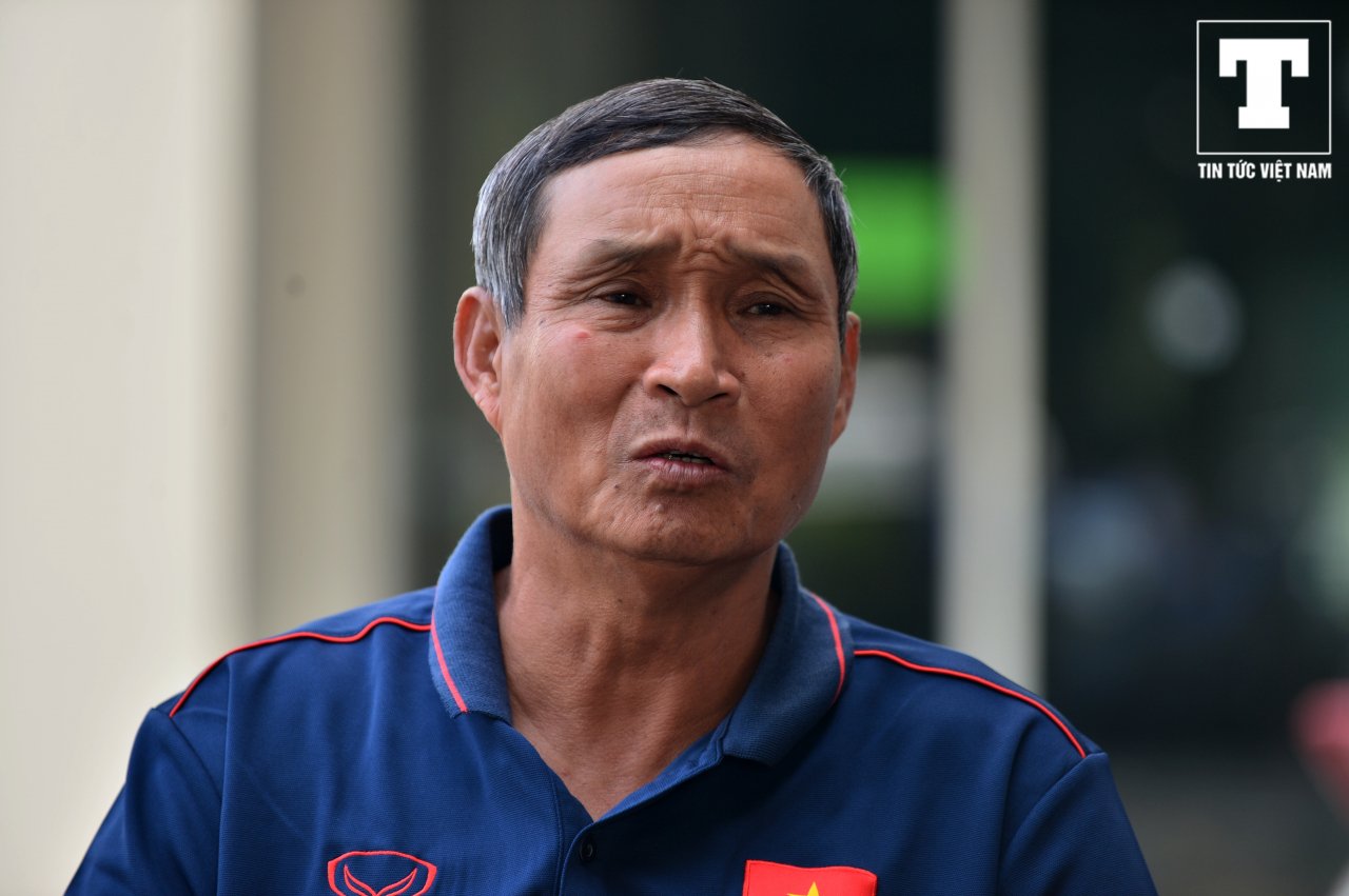 hlv-mai-duc-chung-giai-quyet-kho-khan-cho-bong-da-nu-thai-nguyen-can-nhung-ong-bau-dam-me-bong-da