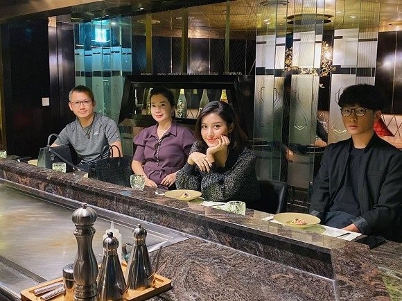 Á hậu Huyền My đi ăn cùng gia đình. 