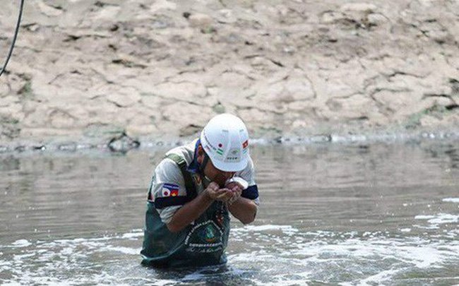 Chuyên gia Nhật Bản trực tiếp lội xuống sông Tô Lịch để thị sát. (Ảnh: CH).