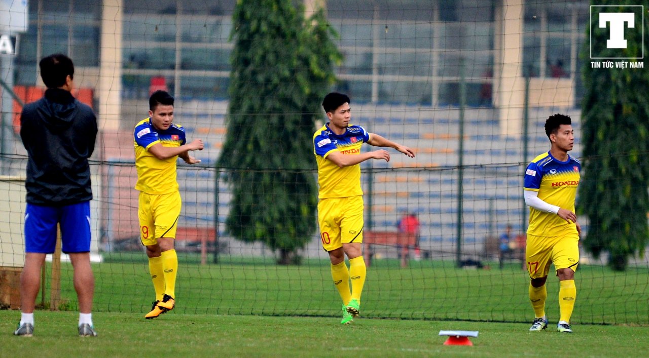 bi-thay-park-thay-lee-giam-sat-cong-phuong-van-thoai-mai-cuoi-dua-cung-quang-hai-tren-san-tap