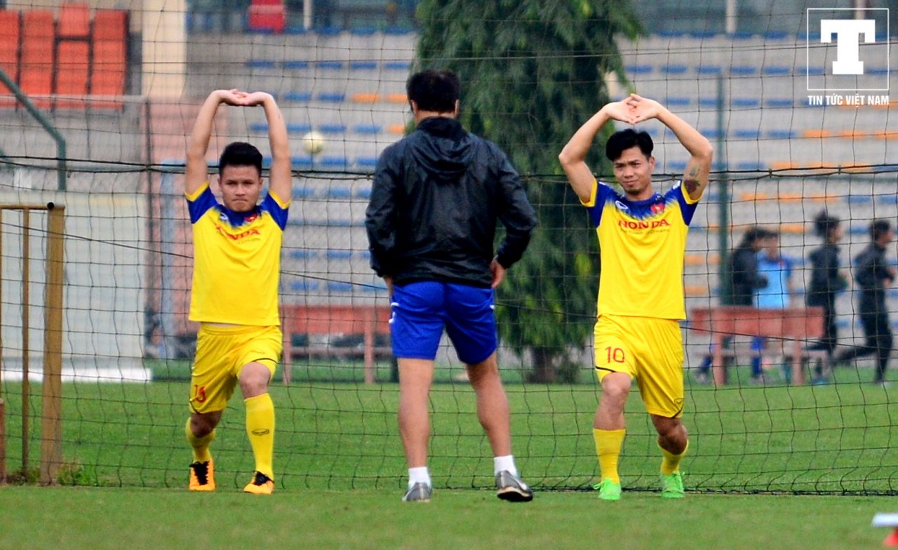 bi-thay-park-thay-lee-giam-sat-cong-phuong-van-thoai-mai-cuoi-dua-cung-quang-hai-tren-san-tap