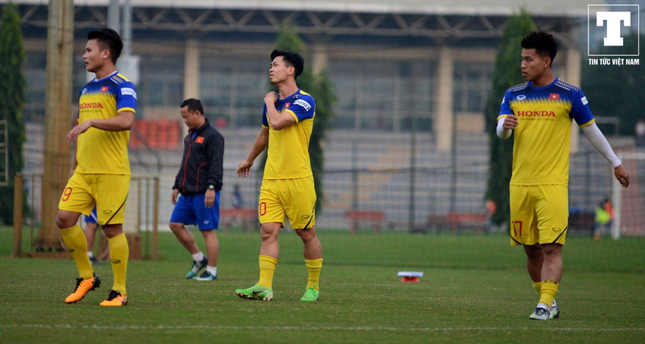 bi-thay-park-thay-lee-giam-sat-cong-phuong-van-thoai-mai-cuoi-dua-cung-quang-hai-tren-san-tap