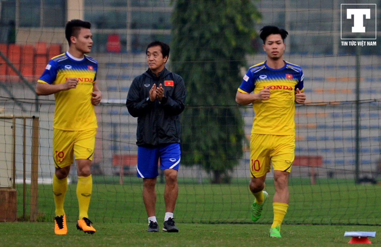 bi-thay-park-thay-lee-giam-sat-cong-phuong-van-thoai-mai-cuoi-dua-cung-quang-hai-tren-san-tap