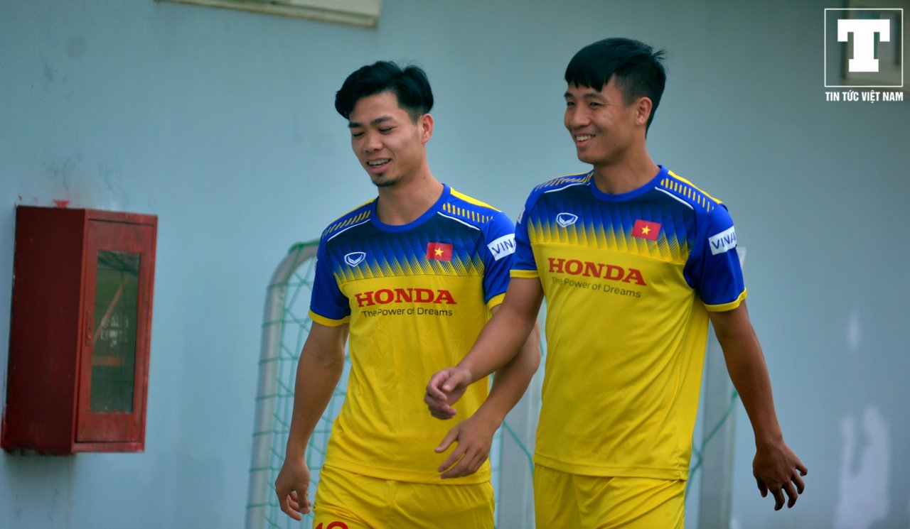 bi-thay-park-thay-lee-giam-sat-cong-phuong-van-thoai-mai-cuoi-dua-cung-quang-hai-tren-san-tap