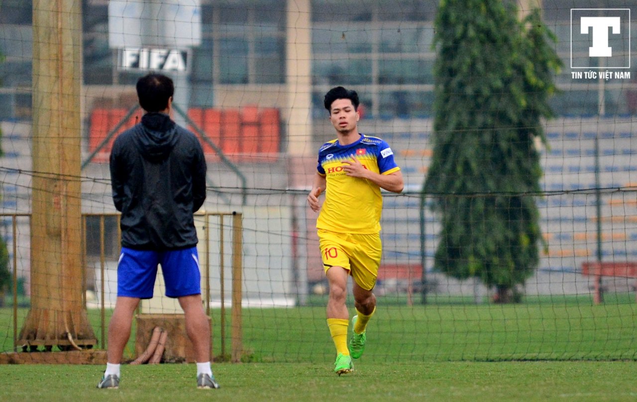 bi-thay-park-thay-lee-giam-sat-cong-phuong-van-thoai-mai-cuoi-dua-cung-quang-hai-tren-san-tap