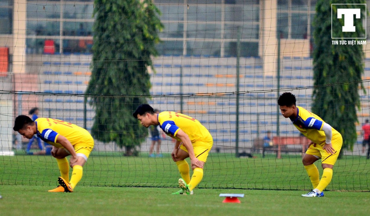 bi-thay-park-thay-lee-giam-sat-cong-phuong-van-thoai-mai-cuoi-dua-cung-quang-hai-tren-san-tap