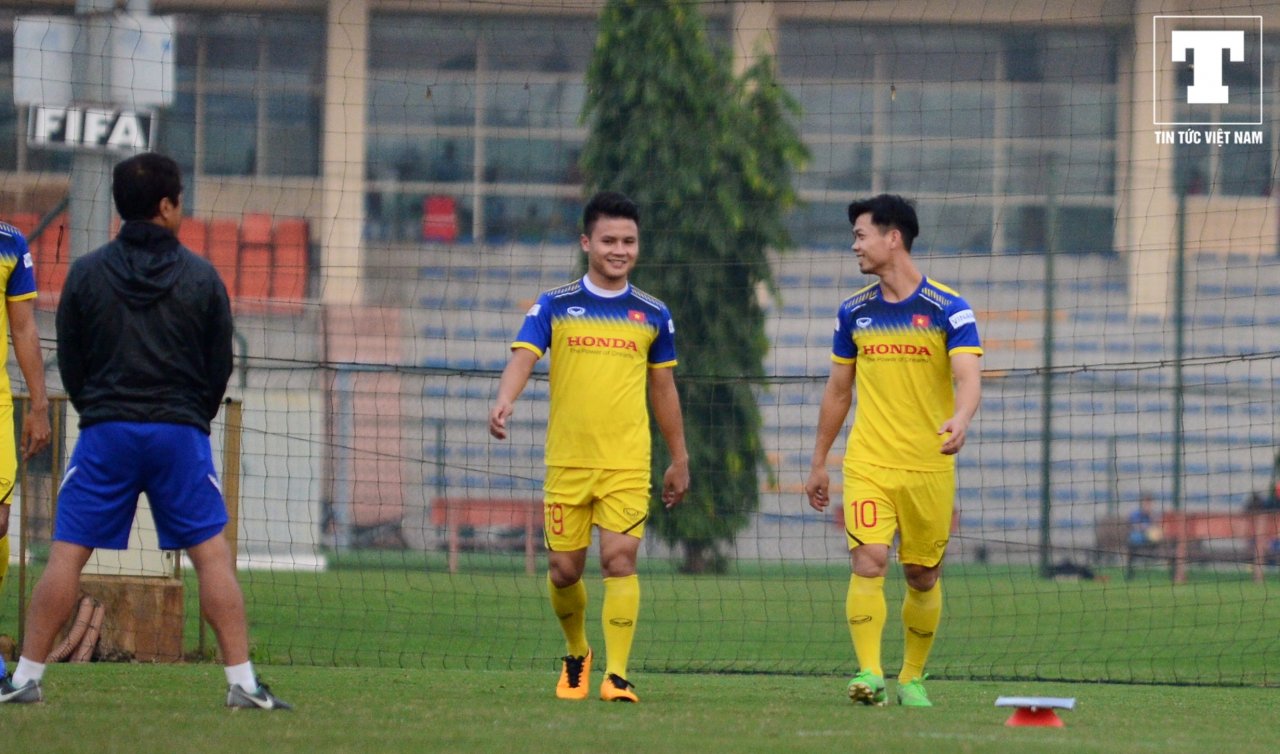 bi-thay-park-thay-lee-giam-sat-cong-phuong-van-thoai-mai-cuoi-dua-cung-quang-hai-tren-san-tap