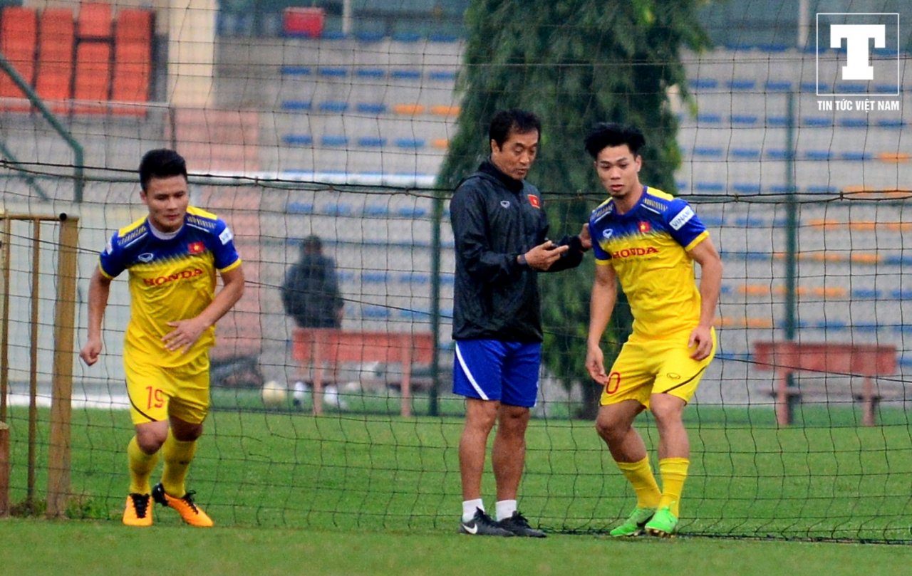 bi-thay-park-thay-lee-giam-sat-cong-phuong-van-thoai-mai-cuoi-dua-cung-quang-hai-tren-san-tap