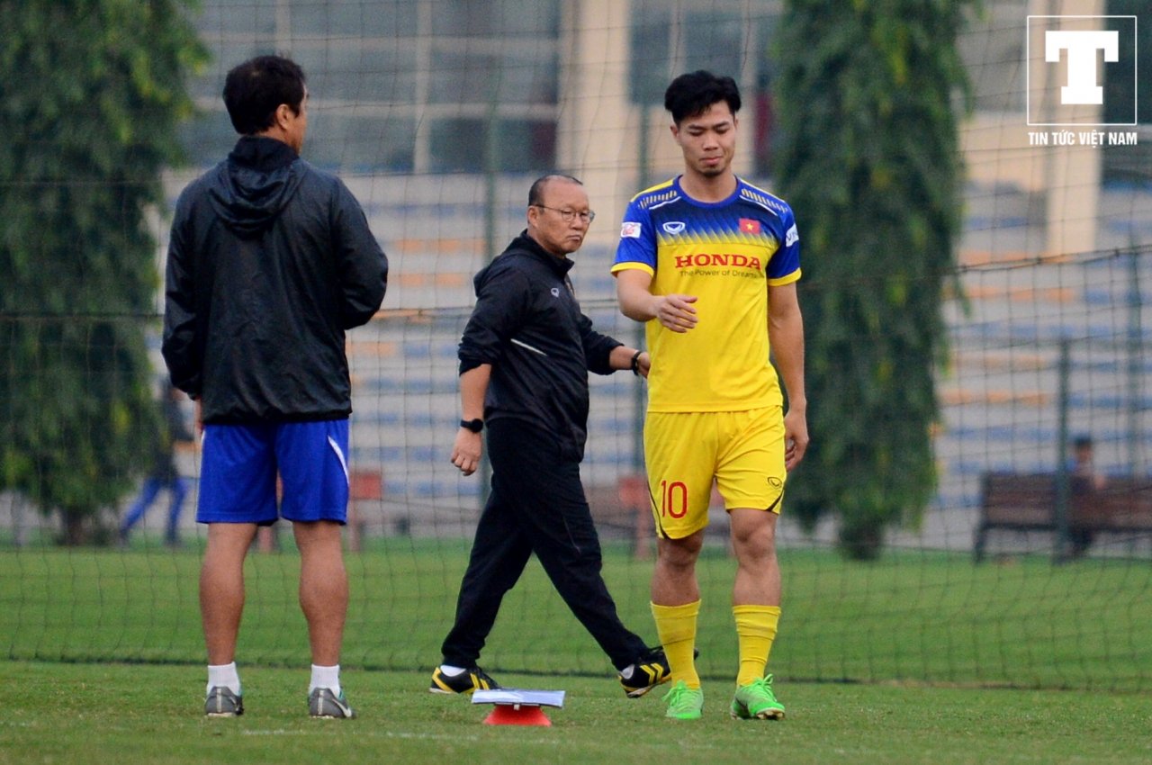bi-thay-park-thay-lee-giam-sat-cong-phuong-van-thoai-mai-cuoi-dua-cung-quang-hai-tren-san-tap