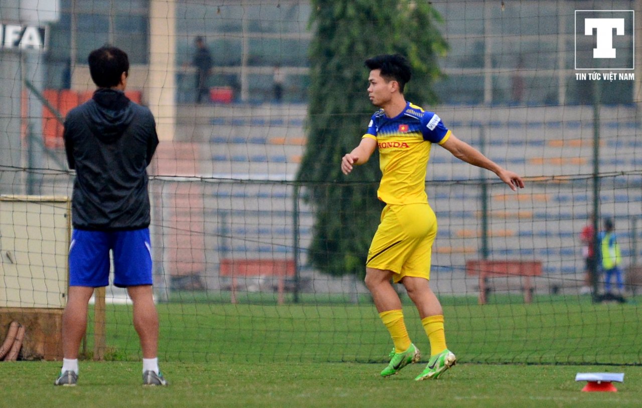 bi-thay-park-thay-lee-giam-sat-cong-phuong-van-thoai-mai-cuoi-dua-cung-quang-hai-tren-san-tap