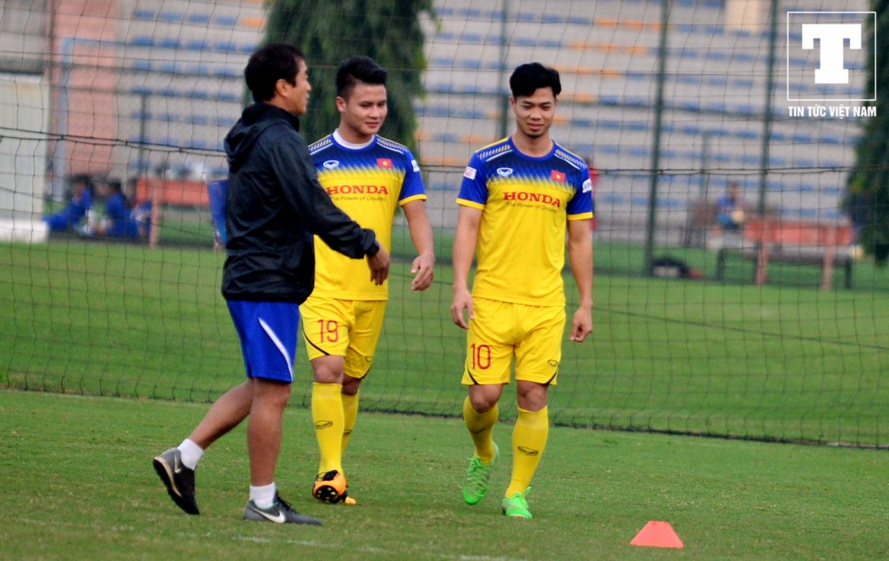 bi-thay-park-thay-lee-giam-sat-cong-phuong-van-thoai-mai-cuoi-dua-cung-quang-hai-tren-san-tap