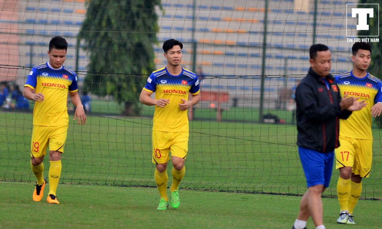 bi-thay-park-thay-lee-giam-sat-cong-phuong-van-thoai-mai-cuoi-dua-cung-quang-hai-tren-san-tap